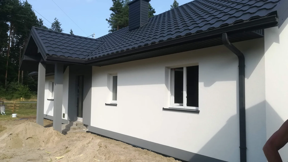 Dom z białą elewacją, szarymi opaskami wokół okien i czarnym dachem, Elewacje domu